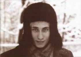 На последней фотке палится укропский прихвостень.
А вообще типичный нигга ганкста щит, что еще тут скажешь.
Ни то что наш