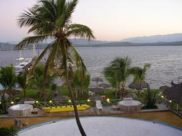 Нужно было подальше от Санто-Доминго отдыхать.. в районе Бани можно былобы взять номер в гостинице на номеров 20-ь.. с бассейном для детей))
Они там практически все как один вдоль побережья (на фото):)