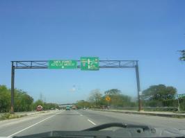 Читая топик, ощущаю какой-то копипаст с зарубежного источника.. А может, Доминикана и действительно настолько замечательная страна, взглядом туриста.

Будучи человеком далеким от туризма, но побывавшим во многих странах, про Доминикану могу рассказать следующее, и в небольшое противоречие ТС.

- В глубине страны, крайне редко встречаются лошади, но очень большое количество диких коз.
Местные жители иногда используют их в пищу.. По крайней мере, мы почти каждый день заказывали в ресторанчике при "гостинице" ребрышки, свиную отбивную и самое вкусное - на местном языке - каламари (переводить не нужно... Кальмаровые колечки в панировке, обжаренные в масле))) Также, местные жители научили есть авокадо - намазывают его на черный хлеб, поливают маслом, посыпают солью и едят!))
- Люди праздно отдыхающие группками, не просто отдыхают.. Это что-то типа наших валютчиков на рынке.. Продают в основном ганджубас.. 
Раз вечером прогулялся до ларька за соком.. Все эти дружные парни прыгнули на мопеды и мотоциклы, и жестом, как наш "Пойдем выпьем предлагали траву"..
- Страна на экваторе.. да, действительно, круглый год +30, солнце встает около 9 утра и ближе к 6 вечера темень!
- Как говорили на тот момент местные, только один человек, говоривший по русски жил где-то неподалеку, больше русско-разговаривших они не встречали..
- Девушки, даже, молодые, ростом не более 160.. ничего привлекательного.. Но, так же есть пары молодых людей, просто прогуливающихся.. А не стругавших детей с 16 лет!
- Был один местный житель на верфи, который учился в молодости в Спб, но кроме русского мата он больше слов не помнил)))
- Поражала чистота кругом, голубое море.. Это про грязь упомянутую ТС..
- Воду, действительно, пить нельзя и спать без нижнего белья!
- И самое главное.. идеально ровные, асфальтированные дороги, даже в таких захолустьях, где стоит пару домов! В Санто-Доминго можно взять а/м на прокат в Rentalcar'e.. оптимально))) 
Больше, так ничего не помню, да и был там последний раз больше 7 лет назад.. Но, впечатления только положительные! Если бы не стоимость билетов на самолет, летал бы туда каждый год!