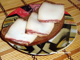 С салом и хлебушком, то что они едят (старый, залежавшийся), можно и пару головок съесть за раз. Будет лишь удивление утром, и лишний удар для сердца.