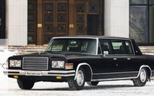 Зил конечно это вещь!
Двигатель автомобиля — атмосферный, бензиновый, четырёхтактный, восьмицилиндровый, V-образный (90°), рабочим объёмом 7,7 л и мощностью 315 л.с. 
1984 год и имел климат-контроль! Последний зил был сделан для Путина, видимо не понравился и он прикрыл завод и пересел на мерен