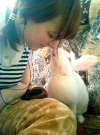 Кто говорит,что кролики тупые и злобные? Вам просто с питомцем не везло :)) Был у нас кроль - свободно носился по квартире, отзывался на "кис-кис", любил, когда его чешут за ушком. Воровал лимон из чая, еду из тарелок, которые оставили без присмотра. Ел из рук. Когда чистила картошку-ловил и хрумкал очистками.