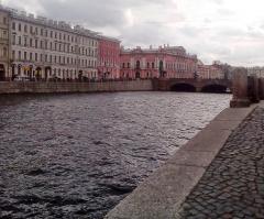 Надпись: "здесь из ледяной проруби брали воду жители блокадного Ленинграда".
Набережная Фонтанки.