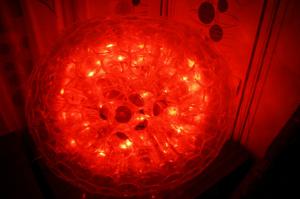 Моя лампа из пластиковых стаканчиков, светится разными цветами.