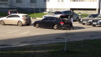 В первом случае совсем не смешно.