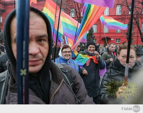 Когда Людям есть нечего они выйдут на любой митинг с любым флагом... 
А когда есть деньги то сразу появляется время и уверенность в том что все вокруг как бы немножко рабы...