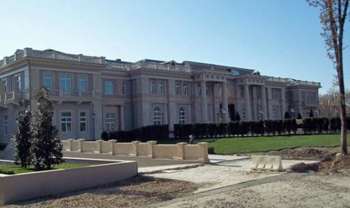 вот что построил путин на свою зарплату в 300 тыр.   Хотя полная стоимость обьекта  1 млрд баксов.