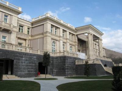 вот что построил путин на свою зарплату в 300 тыр.   Хотя полная стоимость обьекта  1 млрд баксов.