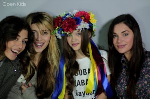 да нет у нее с рождения они такие, а тут еще правильно свет выставили