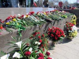 С праздником дорогие друзья! С Днем освобождения героической  ,  свободолюбивой  Одессы от фашистско-гитлеровской  мрази!
10 апреля,  вопреки  ужасающим  законам,  принятым  9  апреля  кучкой  нелюдей  в раде  и кабмине,  запрещающим  всё  советское  прошлое  и  Великую  Отечественную  войну,  непреходящую  Победу   советского  народа над    немецким  фашизмом,  одесситы  пришли  к монументу   и вечному  огню   с цветами,  букетами  и георгиевскими  лентами.  Память и  благодарность  нашим  дедам,  героям,  ветеранам   не  убить,  не выжечь,  не   выкорчевать!