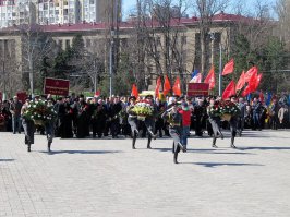 С праздником дорогие друзья! С Днем освобождения героической  ,  свободолюбивой  Одессы от фашистско-гитлеровской  мрази!
10 апреля,  вопреки  ужасающим  законам,  принятым  9  апреля  кучкой  нелюдей  в раде  и кабмине,  запрещающим  всё  советское  прошлое  и  Великую  Отечественную  войну,  непреходящую  Победу   советского  народа над    немецким  фашизмом,  одесситы  пришли  к монументу   и вечному  огню   с цветами,  букетами  и георгиевскими  лентами.  Память и  благодарность  нашим  дедам,  героям,  ветеранам   не  убить,  не выжечь,  не   выкорчевать!