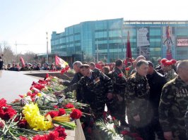 С праздником дорогие друзья! С Днем освобождения героической  ,  свободолюбивой  Одессы от фашистско-гитлеровской  мрази!
10 апреля,  вопреки  ужасающим  законам,  принятым  9  апреля  кучкой  нелюдей  в раде  и кабмине,  запрещающим  всё  советское  прошлое  и  Великую  Отечественную  войну,  непреходящую  Победу   советского  народа над    немецким  фашизмом,  одесситы  пришли  к монументу   и вечному  огню   с цветами,  букетами  и георгиевскими  лентами.  Память и  благодарность  нашим  дедам,  героям,  ветеранам   не  убить,  не выжечь,  не   выкорчевать!