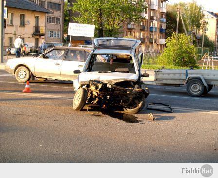 Водитель отечественного автомобиля двигался в потоке по ул. Крупской в сторону ул. Кирова. На перекрестке с ул. 25 Сентября, водитель решил повернуть налево, где по дорожным знакам разрешено движение только прямо и направо, тем самым нарушив ПДД. В этот же момент по ул. Крупской в противоположном направлении движения ехал автомобиль Mercedes. Увидев, как автомобиль "ОКА" совершает маневр, водитель немецкого автомобиля предпринял экстренное торможение, но это не помогло ему уйти от столкновения. 

Произошло столкновение, после чего Мерседес закрутило и он врезался в железное ограждение и только потом окончательно остановился. Сила удара оказалась очень сильной - двигатель Оки вырвало и он улетел на 50 метров от места столкновения машин. 

Оба автомобиля не подлежат восстановлению. Пострадавших в аварии нет.