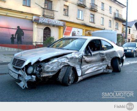 Водитель отечественного автомобиля двигался в потоке по ул. Крупской в сторону ул. Кирова. На перекрестке с ул. 25 Сентября, водитель решил повернуть налево, где по дорожным знакам разрешено движение только прямо и направо, тем самым нарушив ПДД. В этот же момент по ул. Крупской в противоположном направлении движения ехал автомобиль Mercedes. Увидев, как автомобиль "ОКА" совершает маневр, водитель немецкого автомобиля предпринял экстренное торможение, но это не помогло ему уйти от столкновения. 

Произошло столкновение, после чего Мерседес закрутило и он врезался в железное ограждение и только потом окончательно остановился. Сила удара оказалась очень сильной - двигатель Оки вырвало и он улетел на 50 метров от места столкновения машин. 

Оба автомобиля не подлежат восстановлению. Пострадавших в аварии нет.