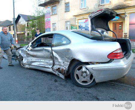 Водитель отечественного автомобиля двигался в потоке по ул. Крупской в сторону ул. Кирова. На перекрестке с ул. 25 Сентября, водитель решил повернуть налево, где по дорожным знакам разрешено движение только прямо и направо, тем самым нарушив ПДД. В этот же момент по ул. Крупской в противоположном направлении движения ехал автомобиль Mercedes. Увидев, как автомобиль "ОКА" совершает маневр, водитель немецкого автомобиля предпринял экстренное торможение, но это не помогло ему уйти от столкновения. 

Произошло столкновение, после чего Мерседес закрутило и он врезался в железное ограждение и только потом окончательно остановился. Сила удара оказалась очень сильной - двигатель Оки вырвало и он улетел на 50 метров от места столкновения машин. 

Оба автомобиля не подлежат восстановлению. Пострадавших в аварии нет.