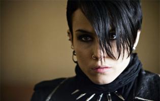 Девушка с татуировкой дракона!