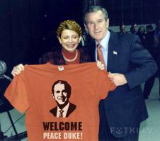 Дада, я тоже заметил. 

А помните, ещё с Бушем были футболки? Надпись Peace Duke в переводе - "князь мира"