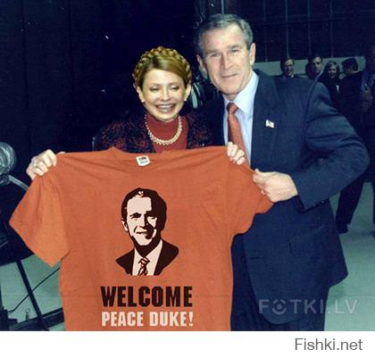 Дада, я тоже заметил. 

А помните, ещё с Бушем были футболки? Надпись Peace Duke в переводе - "князь мира"