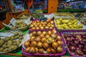 "Даже лук с картошкой можно выложить красиво!!"

А что тут-то красивого? Да как везде. У нас в Сибири примерно так все и лежит, да тут никакой особой выкладки и нет.