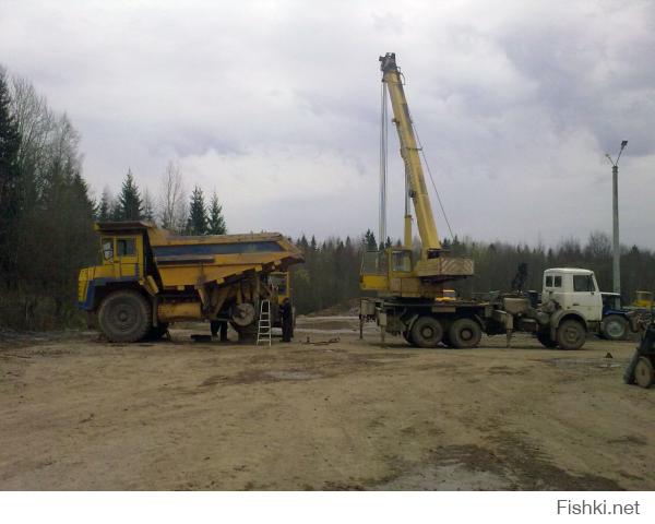 Ребята на последней фотке белаз, все видим? Какие 320 тонн? Вы представляете сколько это хотя бы в объёме. И ГП у этого, что на фотке максимум 60т. Мотр на таком ЯМЗ 240, 360 л.с., 3500 л.с.? Ну может сейчас импортные стали ставить, не не намного мощнее. Знаю о чём говорю, работаю с такими. А если бы потрудились бы и нашли фотку БелАЗ 75600, то выглядел бы он по другому, как минимум несколько больше.