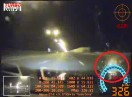 не надо вводить людей в заблуждение!
это не колесо лопнуло, а он сбил какую-то животину, возможно, птицу или летучую мышь