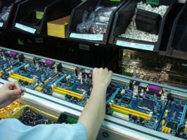 а может она паяет опытный образец, м?
кстати, материнские платы тоже делают вручную, если что...
сначала тётеньки втыкают в плату компоненты, после визуального контроля материнской палаты и сравнением ее с шаблоном, плату отправляют в печь и выполняют с ней множество процедур, а только потом уже тестирует автомат
вот что происходит на заводе Gigabyte, например
т.ч. чудес не бывает
