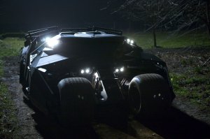 машина, конечно, крутая!
но боюсь представить, что будет видно водителю, если он будет ехать по мокрой грязной дороге или заедет в лужу...