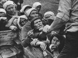 Ирина, мамуля (так как меня в мои 36 лет называть может только мама) (хотя судя по аватарке- скорее прабабушка). Если у вашего папы в 54 году был цветной фотоаппарат, то это- не отражение положения большинства жителей Советского Союза. А Некотрые и в блокадном Ленинграде карсную икру ели. А лица на фото- так посмотрите и сейчас на лица на фото (хотя бы в соцсетях) - все счатливые и практически на всех фото улыбаются, все с друзьями, с любимыми, не поверите!
А есть вот такие фотграфии , только их в журналах не печатали