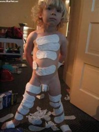 вот это моя любимая фота про самостоятельных детей. и какое у него на лице выражение! А мой сын как-то маленький в ванной на себя так навешал прищепок. и на интимные места тоже