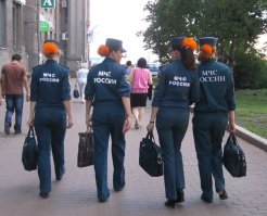 рядом училище мчс, ходят студентки и меня интересовало, а вот эти убогие бантики "детский сад-младшая группа" их заставляют носить или им самим нравится?