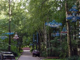 как-то в Питере оказалось во дворах у метро Дыбенко. там все дворы увешаны вот такими люстрами из бутылок