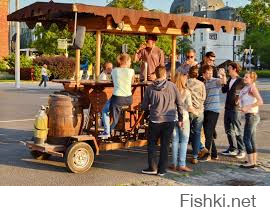 Был пару недель назад в Будапеште(Венгрия) видел там т.н. beerBike по сути пивной автобус, веселая штука. жаль прокатиться не успел времени мало было.