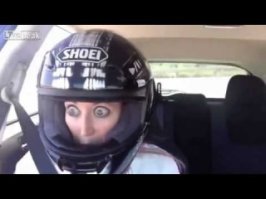 Гонщик хорошо прокатил свою девушку