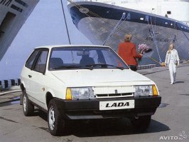 у отца ВАЗ-2108-01 белая ночь 1300сс 1987г. 4 ступка без заднего дворника и правого зеркала, коричневый пластик,стекла шведские,фары чешские, даже нет намёка на ржавчинку крышка багажника даже не зацвела стоит всю жизнь на улице пробег 453т.км. была замена только маслосъёмных колпачков и регулировка клапанов. ролики ГРМ ремни не в счет! как в сервис не заедет носатые вах...вах..вахх.. слющай продай... замена масла каждые 7000км. эксплуатация только летом 16-18 тысяч км за сезон зимой на улице на брусочках)))) вот раньше тазы делали.