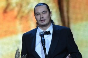 Товарищи! Как вам не стыдно!? Вы забыли про самого ЛУЧШЕГО режиссёра современности! Современная комедия только на нём и держится! Достойный преемник Гайдая! Это естественно Жора Крыжовников!
Настоящее имя этой паскуды - Андрей Першин