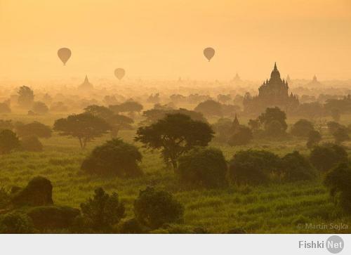 Красиво, но выбор от балды) Такие красоты можно найти в любой стране мира. Вот например почему Ангкор Ват есть, а индонезийских Боробудура и Прамбанана нет? Они ничуть не хуже, просто менее известны. Или Паган в Мьянме? 40 квадратных километров только храмов, после Мьянмы мне даже сказали, что в Камбоджу можно не ехать. Утрируют, конечно, но факт: "сказочных" мест в мире дофига, обзоры надо по сотне делать)