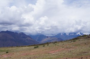 Была там в декабре, очень классное место, пейзажи вокруг не хуже самих террас. Солнце на такой высоте летом очень жаркое, на вершинах окружающих гор переливается снег...  А высота вроде небольших "ступенек" около полутора метров))