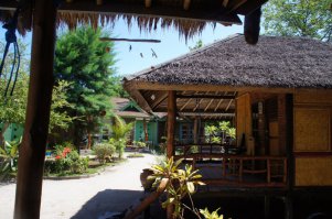 Всё это, конечно, хорошо, но дорого.
Остров Гили Эйр в Индийском океане - 700 руб в сутки за весь коттедж.