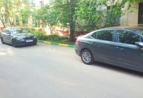 Свои 5 копеек, чудо на бумере постоянно кидает свое ведро во дворе как попало...
И это не самый плохой пример на фото(с учетом того, что тут встают спокойно 3 автомобиля)
В итоге максимум туда загнать получиться смарт или 107 пыжик, у БМВ сзади около 1метра свободного места до края бардюра
Вот интересно что в голове у людей?где их учат так парковаться?