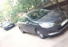 Свои 5 копеек, чудо на бумере постоянно кидает свое ведро во дворе как попало...
И это не самый плохой пример на фото(с учетом того, что тут встают спокойно 3 автомобиля)
В итоге максимум туда загнать получиться смарт или 107 пыжик, у БМВ сзади около 1метра свободного места до края бардюра
Вот интересно что в голове у людей?где их учат так парковаться?