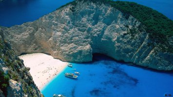 Безумно красивое место, вода удивительнейших оттенков, по земле не добраться. Единственная проблема - толпы, просто толпы туристов постоянно подвозят туда на кораблях. Поэтому отдохнуть по-тихому там просто не удастся.