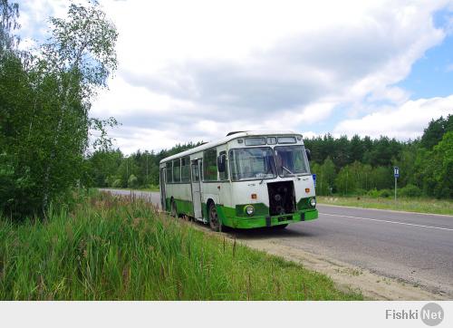 В дополнение фотки Той-Самой-Коробки-Передач! Плюс двигатель, рабочее место водителя (я, мальчишкой, старался сесть на трёхместную банкетку впереди и смотрел то на дорогу, то на руль с приборами - было не так скучно) и фотка салона. Плюс, не знаю почему, почти все водилы снимали крышку капота и ездили без неё, особенно летом.