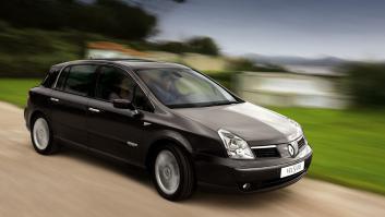 А почему бы и нет?
Если формируется рыночная ниша, то почему бы её не занять?
Как в своё время выстрелил сегмент кроссоверов! Все, кто их подсуетился разработать и производить - озолотились. А до этого продвигали сегмент больших хетчбеков, вроде Вель Сати. Ну не получилось, народ захотел кроссоверов и Рено, вложившаяся в Вель Сати крупно прогорела. Даже не осилила свой собственный кроссовер - Колеос пришлось взять у япов - если кто не знает он делит платформу с Х-Трейлом. (А из идеи Вель Сати япы замутили Тийду))
Теперь Рено учла прежние ошибки и вложилась в сегмент электрических субкомпактов: а вдруг выстрелят.
А они и выстрелят: это отличная замена мотоциклу в условиях мягких европейских зим.
А на мотоцикле передвигаться в той же Франции в миллион раз удобней, чем на машине.
Я ездил - я знаю.
Да что я о французах, да о французах?
Наши мордовские друзья запилили очень годную штуку для Европы.
Наши крестьяне никогда и ни за что не поймут, как это так бывает: вместо подержанного "Пассата" на автобарахолке, купить непрактичную штучку в которую не влезает ни одного мешка картошки.
А лично я, когда в Ницце втискивал свой Ситроен С3 в узкую щель между чьим то Мини и Фиат 500, легко дал бы и миллион за эту крошку. В Европе (Говорю где лично видел: Париж, Марсель, Ницца, Канны, Сен-Тропе, Раматюэль, Тулон, Обань и десятки мелких городишек) совершенно нормально оставлять зазоры между машинами по 40 сантиметров и выезжая раза четыре включать заднюю передачу и при этом тюкаясь в соседние машины.
Нету у нас такого дефицита места, даже в Москве.
Зато сугробы и заносы в ледяной каше - сколько хочешь.
Резюмируя сказанное выше:
Рыночные перспективы Браво-Эго на нашем рынке - я боюсь - околонулевые в силу климата и менталитета.
Продать разработку в Европу вместе в заводом? Врядли. Рено, конечно, купил завод Дачия в Питешти (Румыния) и сделал кассу, наклепав (в хорошем смысле) Логанов, но тут другая ситуация: у Рено УЖЕ ЕСТЬ Твизи, а десять лет назад, после краха того же Вель Сати им нужен был лоукостер.
Ну, дай Бог, конечно, чтобы у ребят всё получилось.
Проект хороший, перспективный, ценник в 600 тыщ годный, а в 400 и вовсе шикарный.
Но в одиночку они не потянут. Нужно найти инвестора (интересно где и кого).