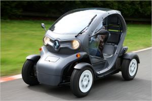 А почему бы и нет?
Если формируется рыночная ниша, то почему бы её не занять?
Как в своё время выстрелил сегмент кроссоверов! Все, кто их подсуетился разработать и производить - озолотились. А до этого продвигали сегмент больших хетчбеков, вроде Вель Сати. Ну не получилось, народ захотел кроссоверов и Рено, вложившаяся в Вель Сати крупно прогорела. Даже не осилила свой собственный кроссовер - Колеос пришлось взять у япов - если кто не знает он делит платформу с Х-Трейлом. (А из идеи Вель Сати япы замутили Тийду))
Теперь Рено учла прежние ошибки и вложилась в сегмент электрических субкомпактов: а вдруг выстрелят.
А они и выстрелят: это отличная замена мотоциклу в условиях мягких европейских зим.
А на мотоцикле передвигаться в той же Франции в миллион раз удобней, чем на машине.
Я ездил - я знаю.
Да что я о французах, да о французах?
Наши мордовские друзья запилили очень годную штуку для Европы.
Наши крестьяне никогда и ни за что не поймут, как это так бывает: вместо подержанного "Пассата" на автобарахолке, купить непрактичную штучку в которую не влезает ни одного мешка картошки.
А лично я, когда в Ницце втискивал свой Ситроен С3 в узкую щель между чьим то Мини и Фиат 500, легко дал бы и миллион за эту крошку. В Европе (Говорю где лично видел: Париж, Марсель, Ницца, Канны, Сен-Тропе, Раматюэль, Тулон, Обань и десятки мелких городишек) совершенно нормально оставлять зазоры между машинами по 40 сантиметров и выезжая раза четыре включать заднюю передачу и при этом тюкаясь в соседние машины.
Нету у нас такого дефицита места, даже в Москве.
Зато сугробы и заносы в ледяной каше - сколько хочешь.
Резюмируя сказанное выше:
Рыночные перспективы Браво-Эго на нашем рынке - я боюсь - околонулевые в силу климата и менталитета.
Продать разработку в Европу вместе в заводом? Врядли. Рено, конечно, купил завод Дачия в Питешти (Румыния) и сделал кассу, наклепав (в хорошем смысле) Логанов, но тут другая ситуация: у Рено УЖЕ ЕСТЬ Твизи, а десять лет назад, после краха того же Вель Сати им нужен был лоукостер.
Ну, дай Бог, конечно, чтобы у ребят всё получилось.
Проект хороший, перспективный, ценник в 600 тыщ годный, а в 400 и вовсе шикарный.
Но в одиночку они не потянут. Нужно найти инвестора (интересно где и кого).