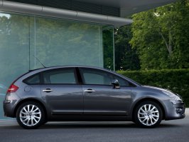 Citroen C4 2004-2010.
Производитель запихнул туда нереально крутую противоугонную систему - на тот момент лучшую в мире (!)