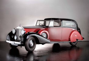 Вас бесят закрытые колёса вообще или только у Ситроена?))
А вот Вам шедевр автомобилестроения - Rolls-Royce Phantom III Sedanca de Ville.
А вот ещё McLaren X-1.
Ежели Вас на гугле не забанили, то найдёте и американцев, и французов, и немцев, и шведов, и японцев с закрытыми колёсными арками. 
Что хочет покупатель - то и выпускают комбинаты - никакой отсебяттины, иначе продаваться не будет и задушат конкуренты.