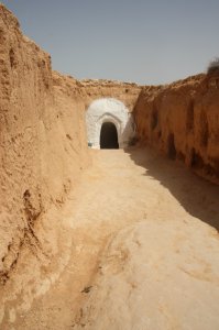 в тунисе такая же картина, только там они называтся берберы. Такие вот "дома" у них.