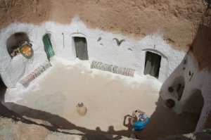 в тунисе такая же картина, только там они называтся берберы. Такие вот "дома" у них.