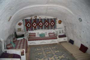 в тунисе такая же картина, только там они называтся берберы. Такие вот "дома" у них.