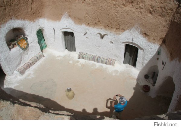 в тунисе такая же картина, только там они называтся берберы. Такие вот "дома" у них.